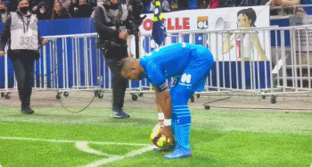 外媒：马拉多纳的宝马i8进行拍卖，起拍价1万欧元