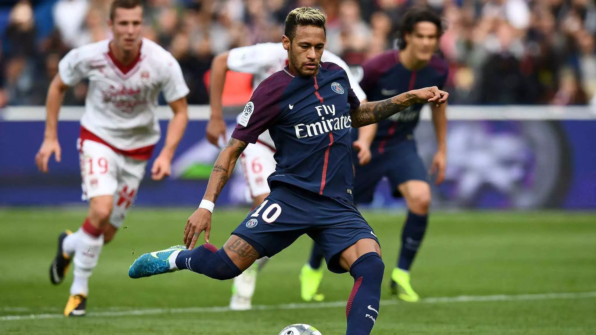 那个受伤倒地的瞬间让人揪心（受伤倒地的一幕令人揪心）