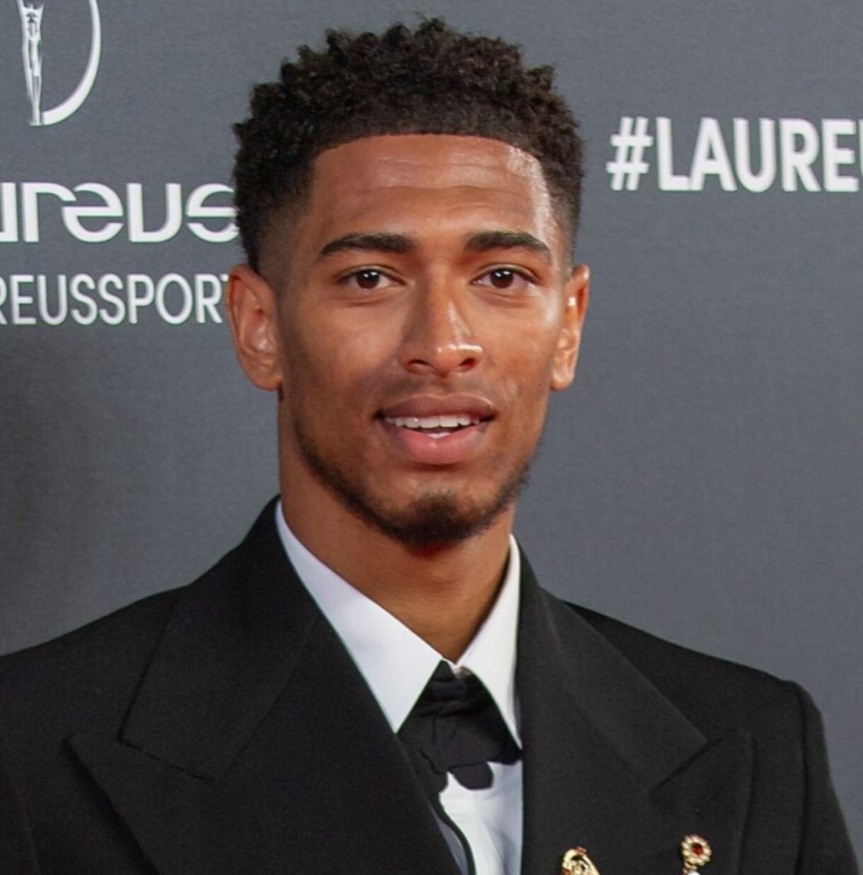 这雪有点大，欧冠赛前一名挪威记者在博德闪耀的球场边线处滑雪（欧冠赛前大雪纷飞，挪威记者在博德闪耀球场边线滑雪）