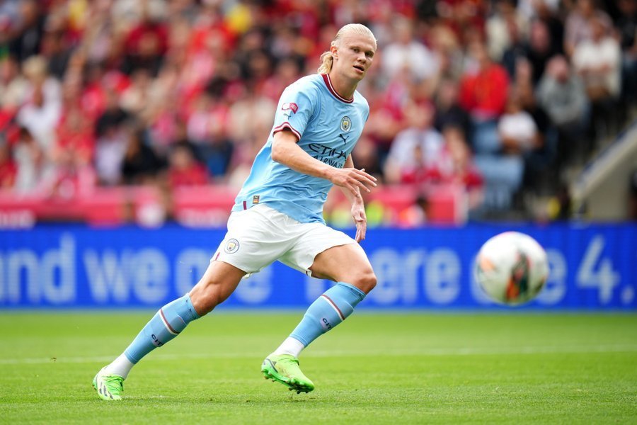 阿斯顿维拉在埃梅里带领下强势冲击英超争冠，与阿森纳激烈争夺榜首。（埃梅里率维拉强势冲冠，与阿森纳鏖战英超榜首）